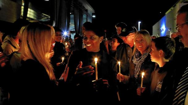 More than 700 community members showed up to the candlelight gathering in support of the Clinton family. Photo courtesy The Los Angeles Times.